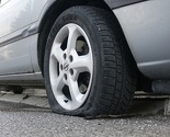 Sarajevo: Masovno bušenje guma na automobilima na Koševskom Brdu