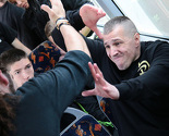 Realistično okruženje: Zavirite na Krav Maga trening samoodbrane u autobusu GRAS-a