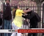 S ovom mamom nema šale: Pogledajte šta je uradila sinu kad ga je vidjela na protestima