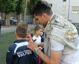 Ervin Zukanović posjetio mališane iz Škole nogometa "Valter"