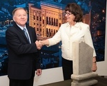 Ambasadorici Cormack uručen kameni fragment Vijećnice