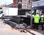 London: Žena povrijeđena nakon što je na nju pao bilbord
