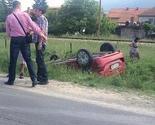 Saobraćajna nesreća na brzoj cesti, automobil završio na krovu