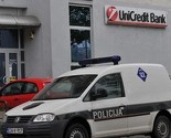 Dva naoružana muškarca opljačkala Unicredit banku na Otoci