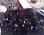 Blizu 100 osoba podiglo londonski autobus kako bi spasili biciklistu