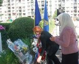 Položeno cvijeće na mjestu masakra na Dobrinji u Sarajevu