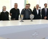 Stigli svi liturgijski predmeti za svetu misu: Stolica, ambon i raspelo sa simbolima BiH