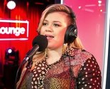 Poslušajte kako je Kelly Clarkson "skinula" Rihanninu pjesmu
