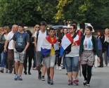 Hiljade hodočasnika na ulicama Sarajeva, kolone ljudi idu prema Koševu