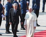 Papa Franjo pozdravio prisutne na Međunarodnom aerodromu Sarajevo