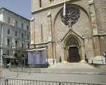 Vjernici čekaju papu ispred Katedrale, gradske ulice poluprazne