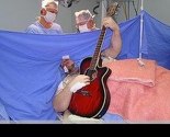 Muškarac svirao gitaru dok su mu ljekari operisali tumor na mozgu