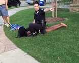 Američki policajac koji je grubo tretirao mlade Afroamerikance dao otkaz