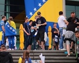 Oko zeničke Arene odjekuju pjesme i bubnjevi, sve je plavo i žuto