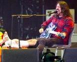 Pjevač Foo Fightersa slomio nogu na koncertu i nastavio pjevati