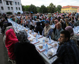 Tuzla: U prelijepoj ramazanskoj noći na Trgu slobode iftarilo blizu 2.000 postača