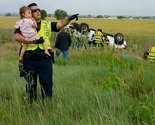 Policajac uzeo djevojčicu u naručje i tješio je nakon što je izgubila oca u nesreći