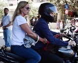 Sa stilom: Grčki ministar Varoufakis nakon ostavke na motoru otišao iz ministarstva