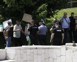 Dvije osobe prijetile samospaljivanjem pred zgradom Vlade FBiH