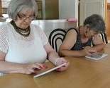 Stanarke doma u Nedžarićima naučile koristiti tablet: Milka čita vijesti, a Nada priča s porodicom