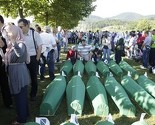 Porodice i gosti pristižu u Potočare, sve spremno za današnju dženazu