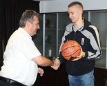 Džanan Musa gradonačelniku Bihaća donio loptu sa autogramom