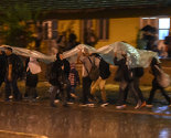 Očajne izbjeglice na makedonskoj granici hladnu noć provele na pruzi