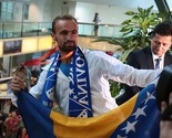 Brojni građani uz zastave i ovacije dočekali Amela Tuku na Sarajevskom aerodromu