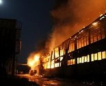 Klix.ba u Zavidovićima: Vatrogasci, radnici i mještani gase požar u fabrici "Krivaja"