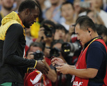 Bolt dobio poklon od kamermana koji ga je oborio dok je slavio pobjedu