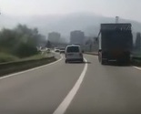 Za njih ne važe propisi: Automobil sudske policije pretiče na punoj liniji