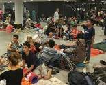 Humanitarci u Mađarskoj: Izbjeglice na koljenima kupuju karte za voz