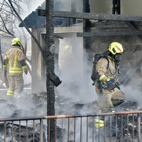 Ugašen požar na Čengić Vili, momci iz udruženja Pomozi.ba razvalili ogradu i olakšali vatrogascima