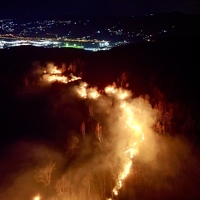 Veliki požar na brdu Žuč iznad Sarajeva: Zbog nepristupačnog terena vatrogasci pješke idu na požarište