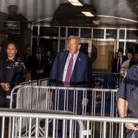 Dok je Trump bio u sudnici ispred suda u New Yorku se zapalio muškarac