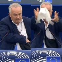 Bizarna scena u EU parlamentu: Zastupnik tokom izlaganja pustio živu golubicu