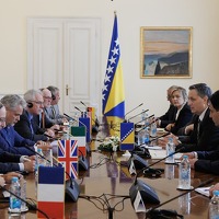 Bećirović se sastao s ambasadorima Kvinte, sa sastanka poručeno: Nećemo mirno gledati antidejtonsko djelovanje