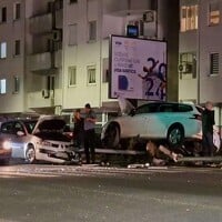 Udes u Mostaru: Automobil udario u stub ulične rasvjete pa ga srušio na drugo vozilo