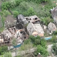 Ukrajinsko selo u potpunosti uništeno od ruskih napada, iz ruševina se širi crni dim