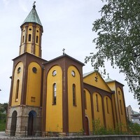 Pravoslavna crkva u Zenici pravljena je po projektu Saborne crkve u Sarajevu, ali se po nečemu razlikuju