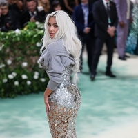 Kim Kardashian šokirala uskim strukom na Met Gali, haljinu uskladila s iznošenim džemperom