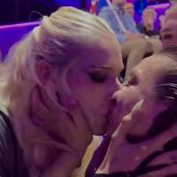 Predstavnica Slovenije ljubila plesačicu nakon prolaska u finale Eurosonga