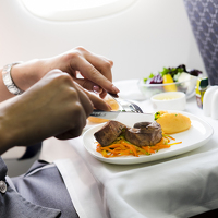 Gdje su nestali obilni i luksuzni obroci u avionima? Evo šta se zapravo desilo