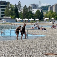 Ljetni prizori iz Tuzle: Građani se kupaju u panonskim jezerima i uživaju u sunčanju