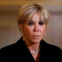 Brigitte Macron u 72. godini očarava vitkom linijom: Paparazzi je snimili u kupaćem kostimu