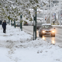 Sniježno jutro u Sarajevu: Trotoari neočišćeni, grane polomljene, saobraćaj usporen