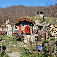 Jeste li znali da u BiH postoje kućice pod zemljom? Donosimo priču o magičnom selu kod Kreševa