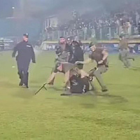 Pogledajte munjevitu reakciju policije kojom su spriječili huligane Širokog da napadnu igrače Sarajeva