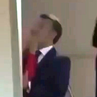 Internet bruji o snimku s aerodroma: Da li je Macron dobio šamar od svoje supruge?