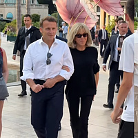 Nakon incidenta sa šamarom Emanuel Macron sa suprugom Brigitte prošetao ruku pod ruku